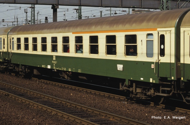Passenger car type Halberstadt 1st/2nd class<br /><a href='images/pictures/Roco/Roco-74801.jpg' target='_blank'>Full size image</a>